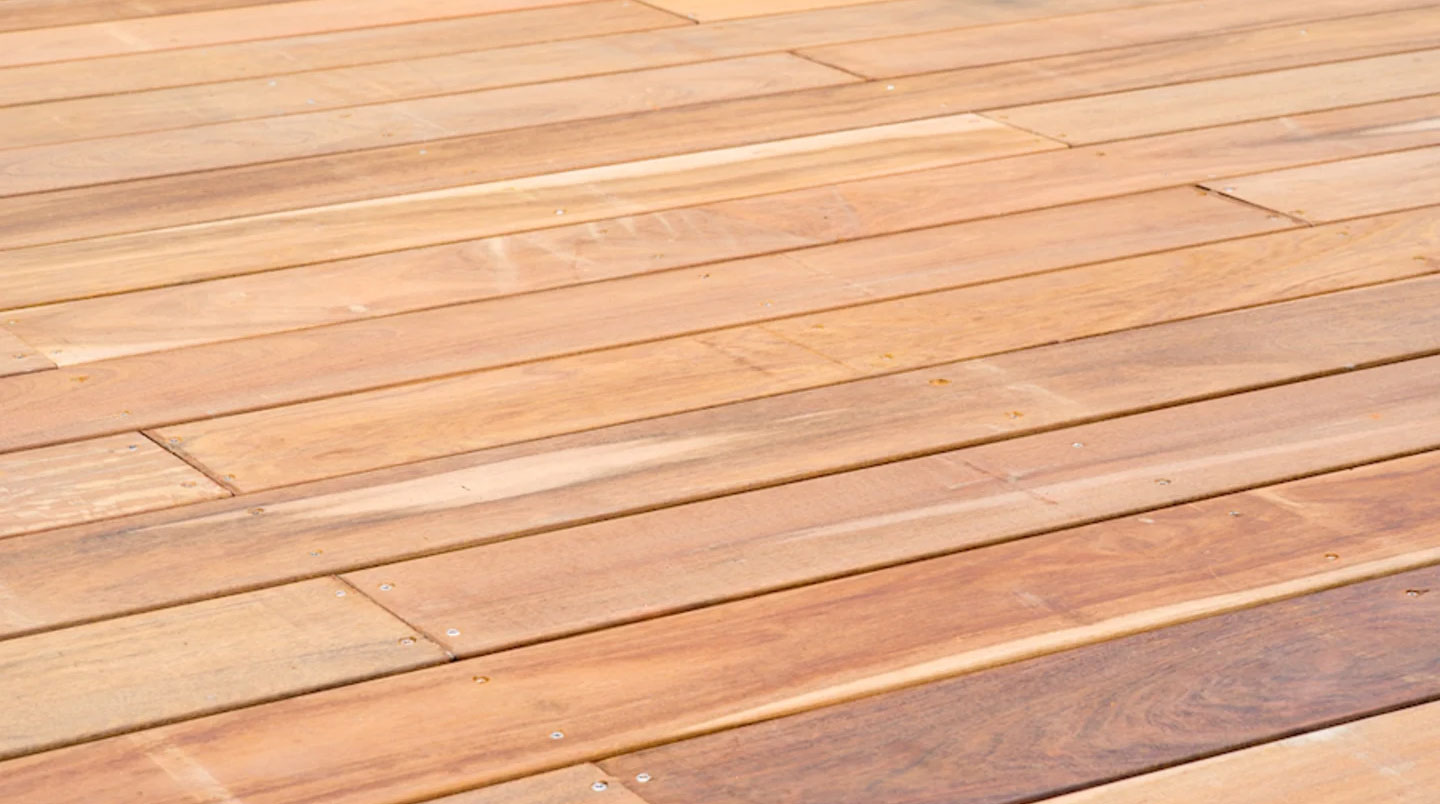 Gros plan extrême sur la texture d'un bois de chêne révélant le contraste entre une zone lisse et une zone rugueuse avec fibres apparentes